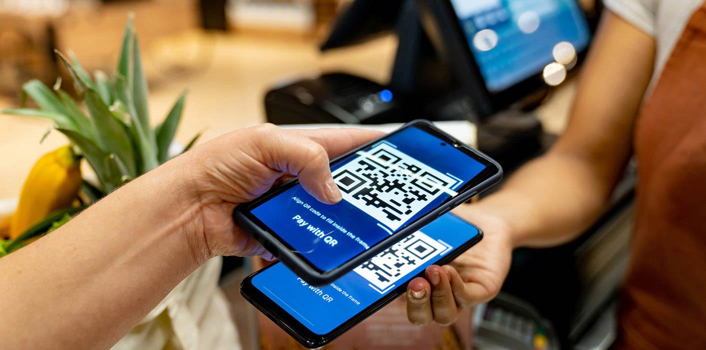 phones pay with QR codes